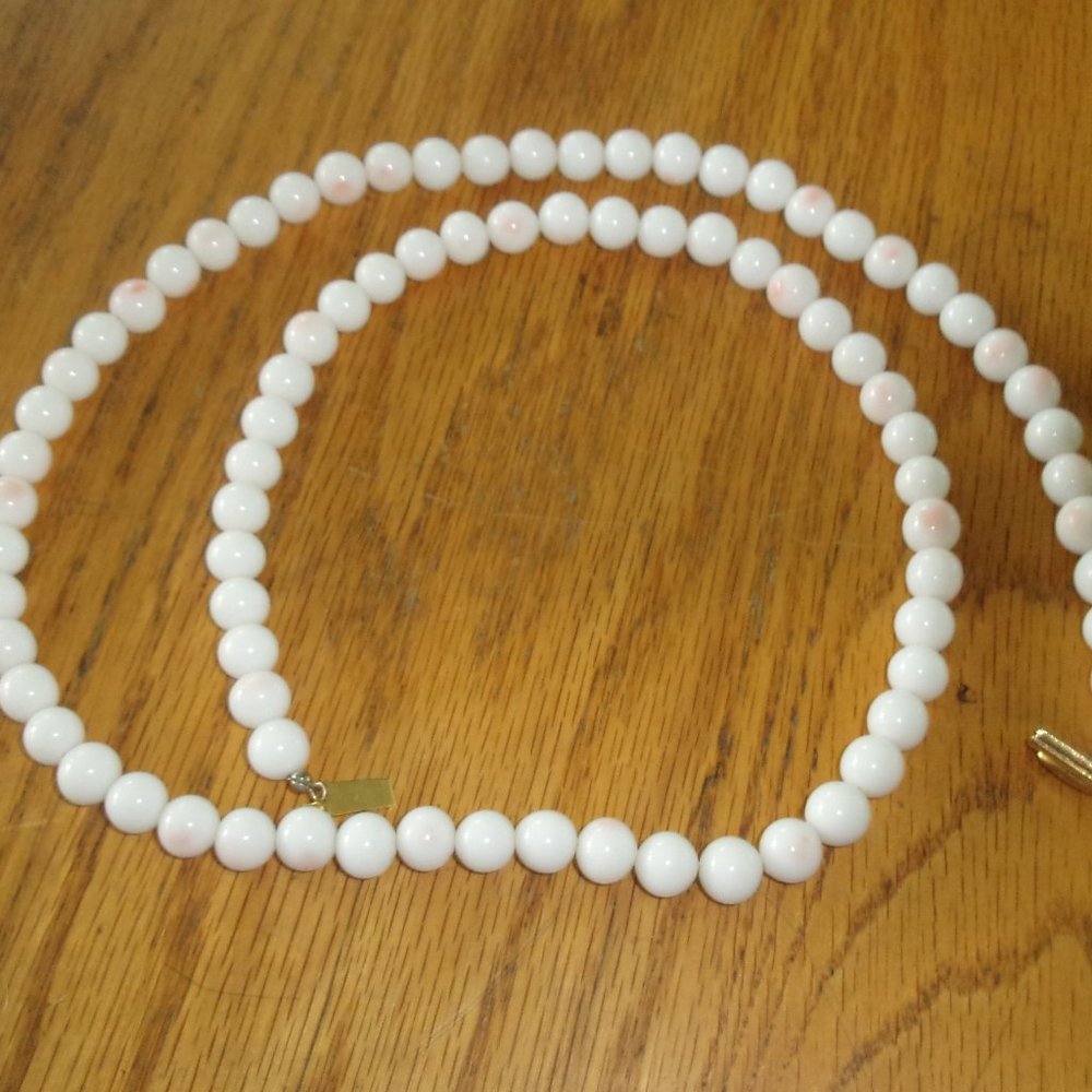 1964 Royal necklace gold tone white pink swirl glass beds